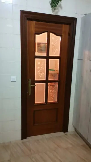 Puerta madera con cristal decorado