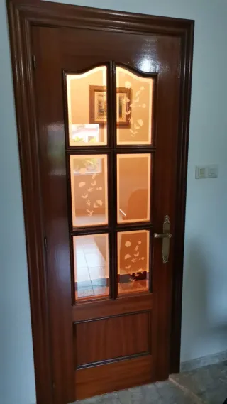 Puerta madera con cristal decorado