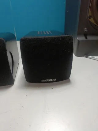 Altavoces Yamaha Central y 2 Satélites
