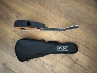 Ukelele de madera con funda