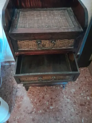 Mesita auxiliar mimbre y madera
