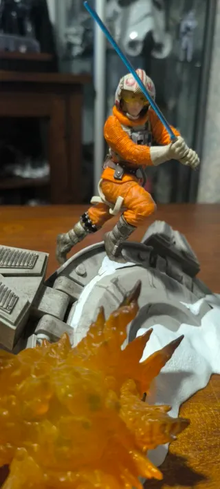 Figura Diorama Luke Skywalker con luz Star Wars
