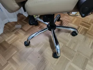 Silla de oficina ergonómica beige, muy cómoda