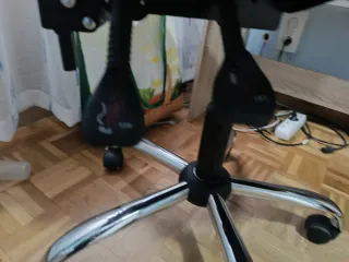 Silla de oficina ergonómica beige, muy cómoda