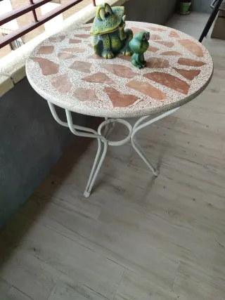 Mesa redonda de jardín