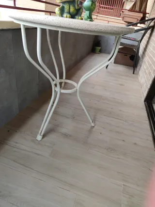 Mesa redonda de jardín