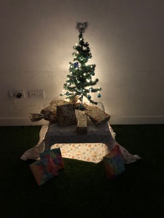 Árbol de Navidad con adornos y luces