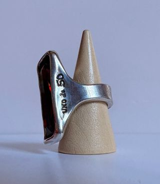 Anillo Uno de 50 Plata y Piedra Granate