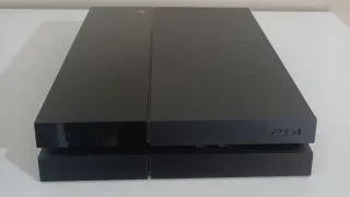 PS4 (PlayStation 4)
