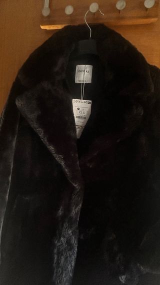 Abrigo pelo negro Bershka Talla XS sin estrenar