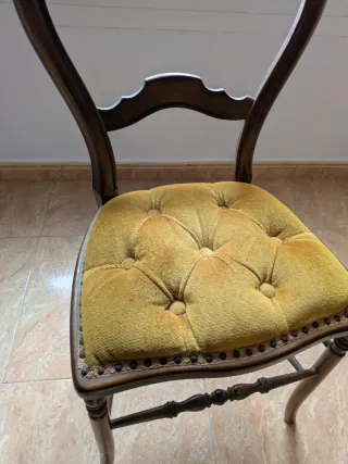 Silla clásica/vintage de madera y tela