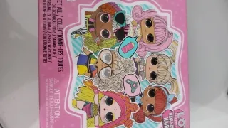 Muñeca LOL con pelo rosa y vestido