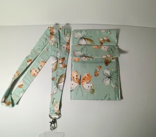 Lanyard y salvabolsillos estampado mariposas