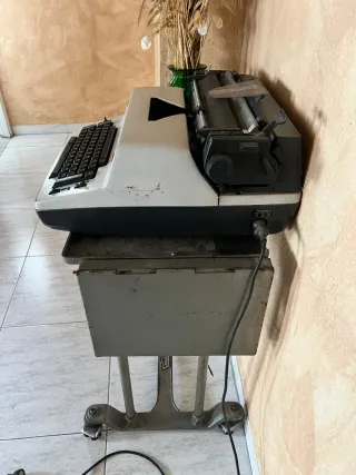 Máquina de escribir OLYMPIA eléctrica + mesa