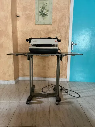 Máquina de escribir OLYMPIA eléctrica + mesa