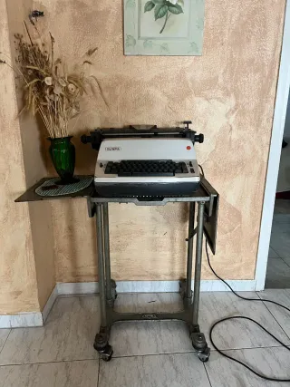 Máquina de escribir OLYMPIA eléctrica + mesa