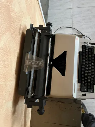 Máquina de escribir OLYMPIA eléctrica + mesa
