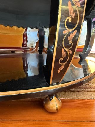 Mesa de salón redonda negra y dorada