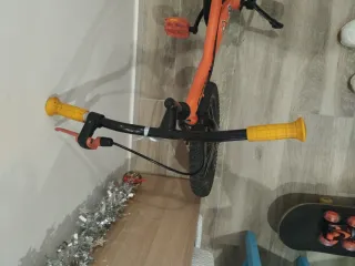 Bicicleta B-twin naranja 16' con asiento infantil