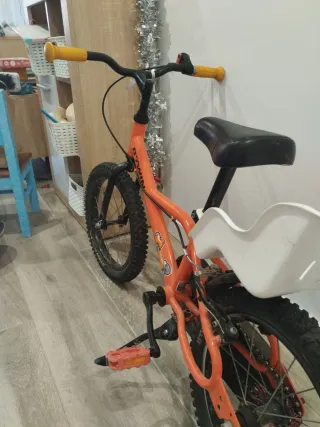 Bicicleta B-twin naranja 16' con asiento infantil