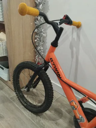 Bicicleta B-twin naranja 16' con asiento infantil