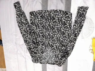 Camisa estampada flores negra