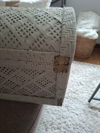 Baúl de mimbre beige y blanco