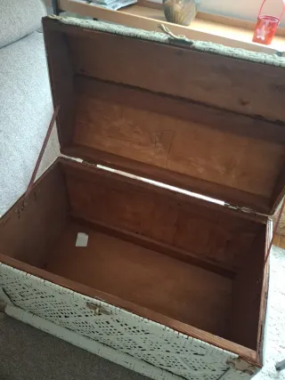 Baúl de mimbre beige y blanco