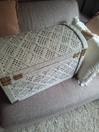 Baúl de mimbre beige y blanco