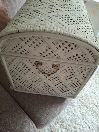 Baúl de mimbre beige y blanco