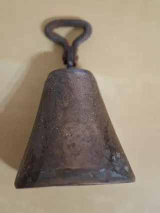 Campana antigua de bronce con cruz