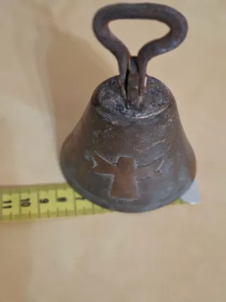 Campana antigua de bronce con cruz