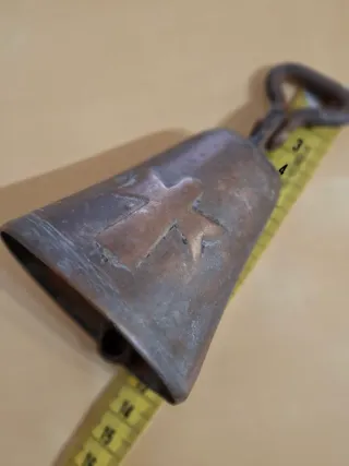 Campana antigua de bronce con cruz