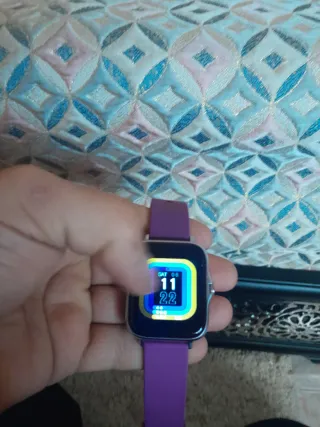 Reloj inteligente morado y plateado