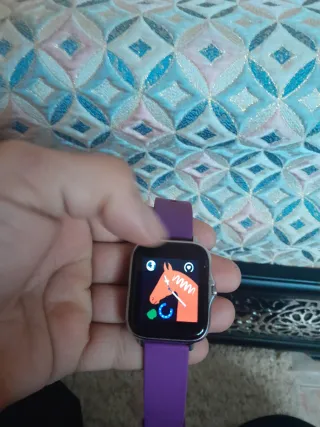 Reloj inteligente morado y plateado