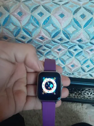 Reloj inteligente morado y plateado