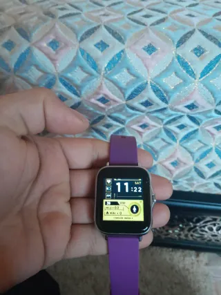 Reloj inteligente morado y plateado