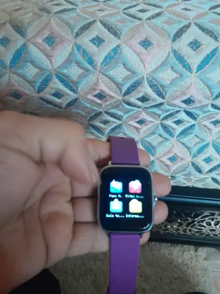 Reloj inteligente morado y plateado