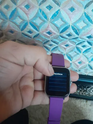 Reloj inteligente morado y plateado