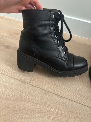 Botas de piel negras con tacón bajo