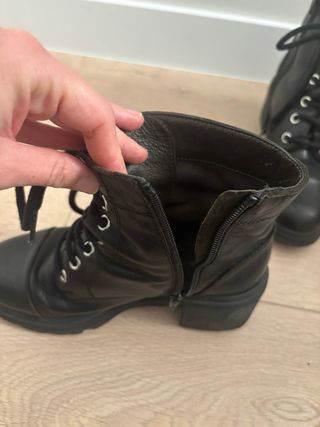Botas de piel negras con tacón bajo