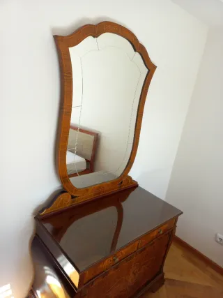 CÓMODA ANTIGUA DE MADERA CON ESPEJO