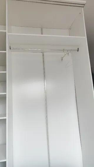 Armario blanco modular sin puertas