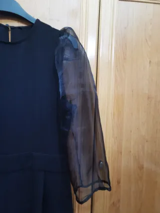 Mono negro elegante con mangas transparentes