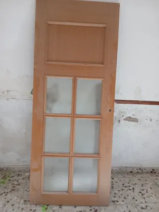 Puerta de madera con cristales