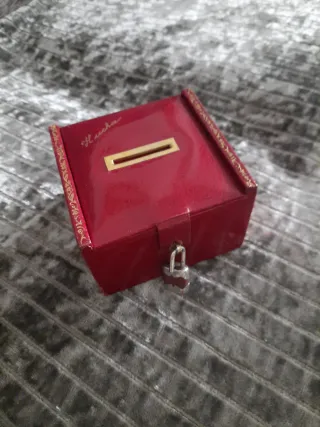 Hucha antigua de piel con candado