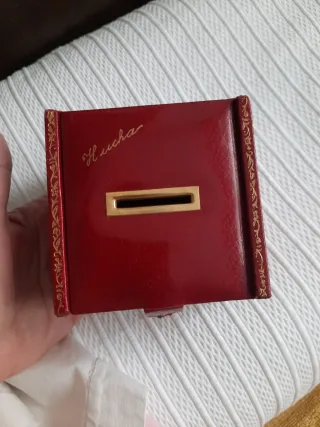 Hucha antigua de piel con candado