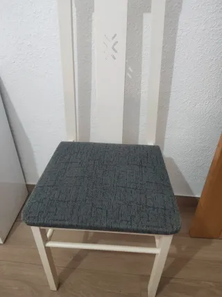 Juego de 4 sillas de madera Consultar precio