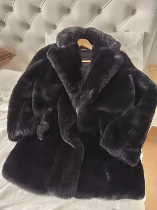 Abrigo pelo Bershka negro