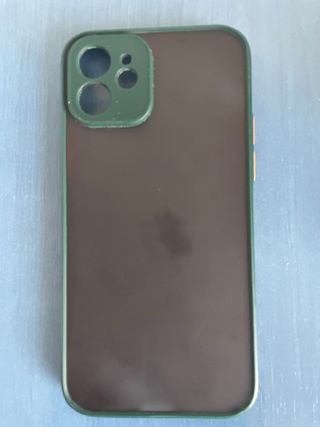 iPhone 12 con 2 fundas